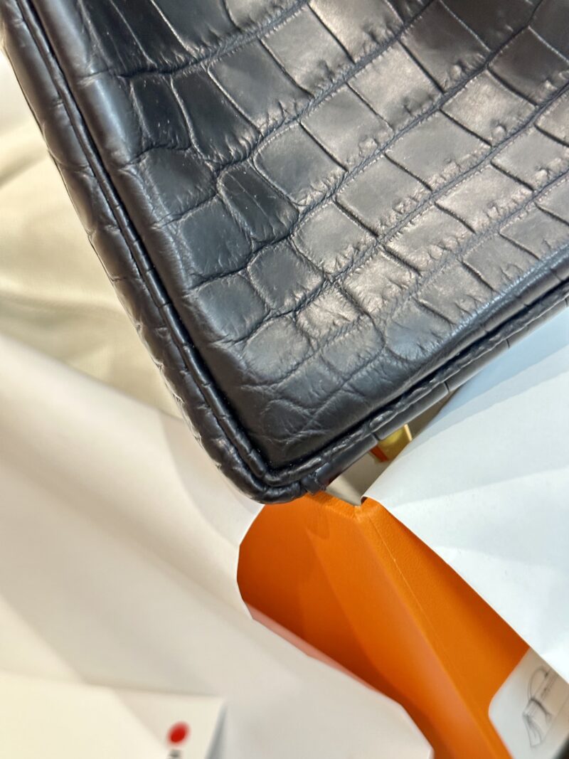 Hermès Kelly 25 Matte Crocodile Noir Gold Hardware - Image 16