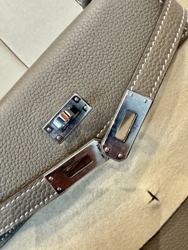 Hermès Kelly 25 Togo Etoupe Silver Hardware - Image 7