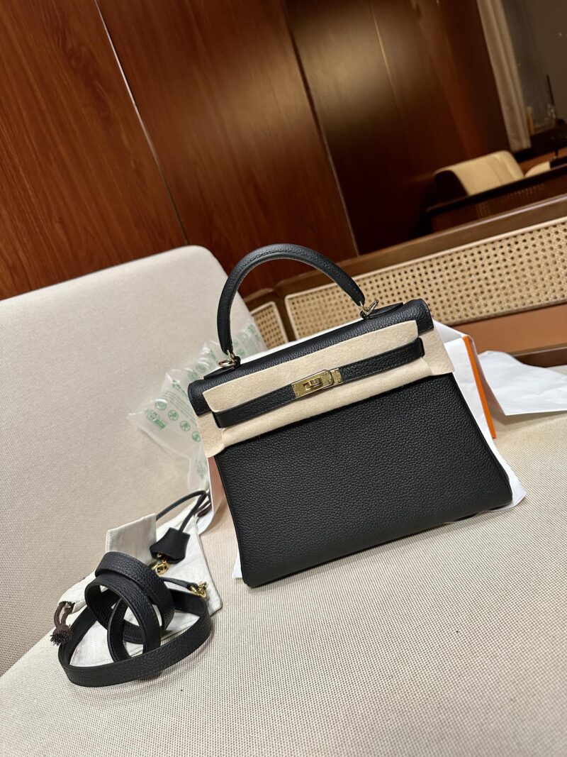 Hermès Kelly 28 Togo Noir Gold Hardware - Image 3
