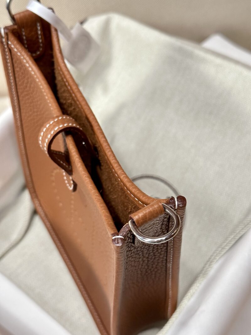 Hermès Mini Evelyne 16 Taurillon Clemence Gold Gold Hardware - Image 4
