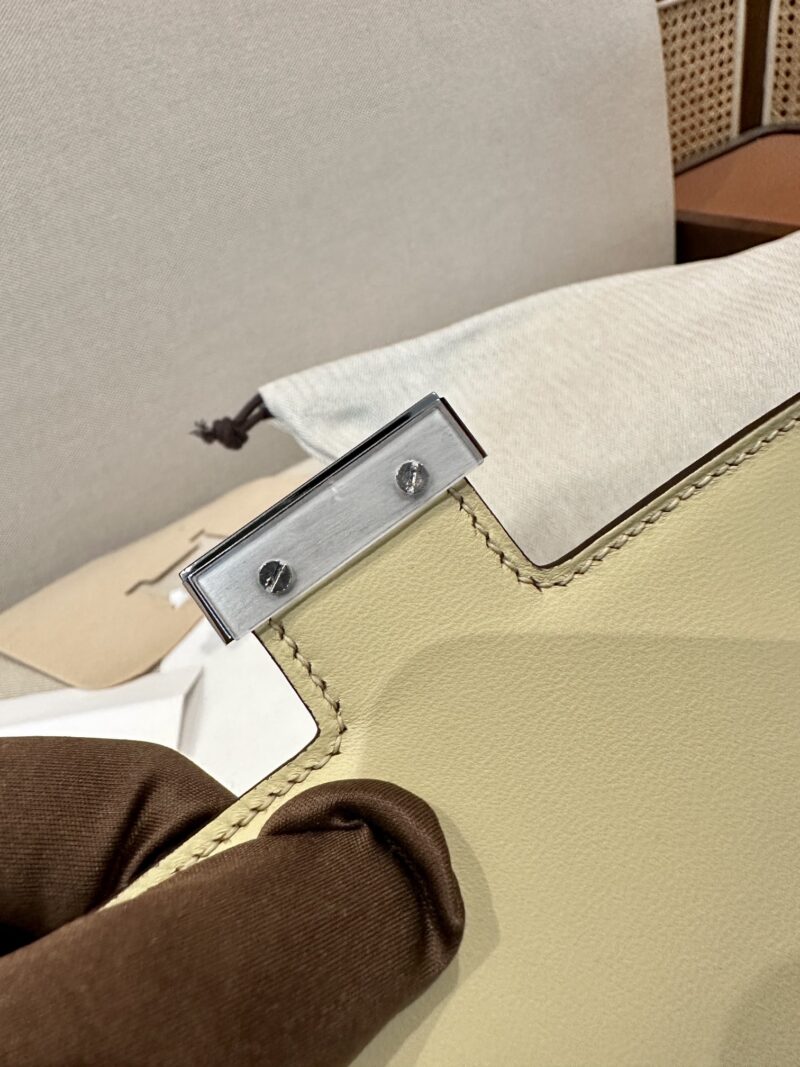 Hermès Constance 19 Vallina Matte Alligator Palladium Hardware