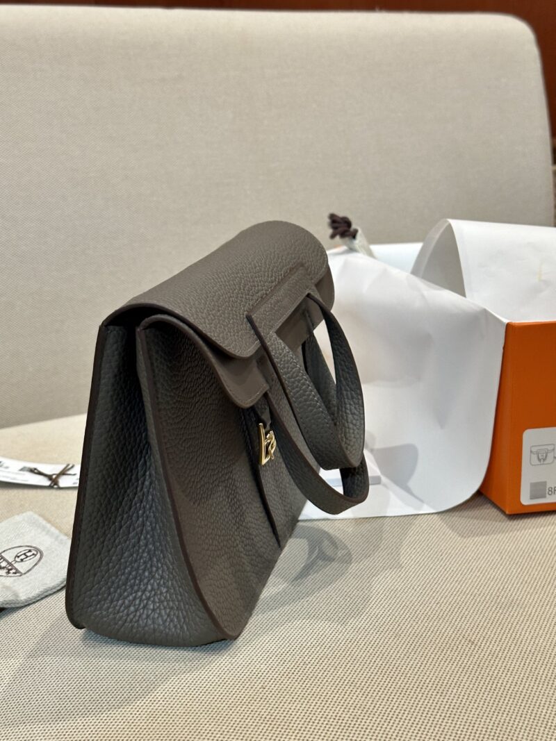 Hermès Halzan 25 Taurillon Clemence & Swift Etain Gold Hardware - Image 4