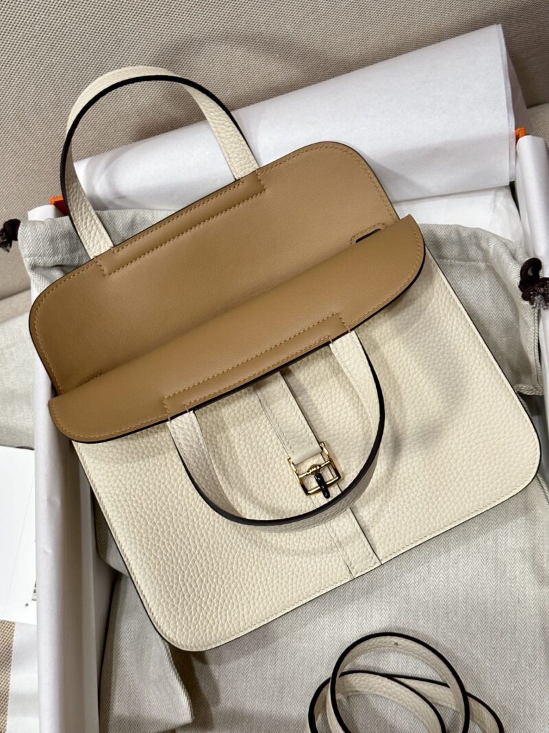 Hermès Halzan 25 Taurillon Clemence & Swift Nata & Biscuit Gold Hardware - Image 4