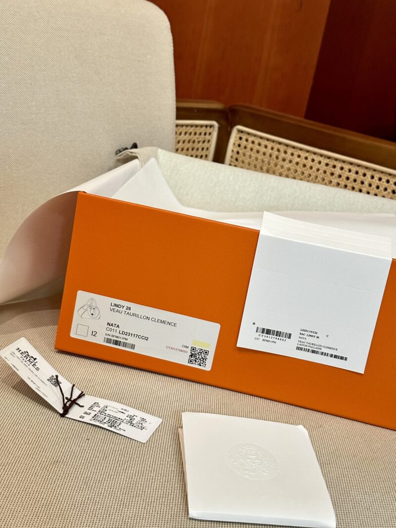 Hermès Lindy 26 Taurillon Clemence Nata Gold Hardware - Image 18