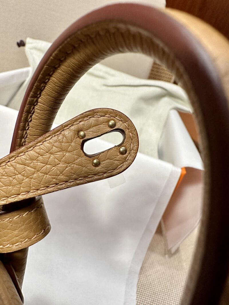 Hermès Mini Lindy 20 Taurillon Clemence Biscuit Gold Hardware - Image 8