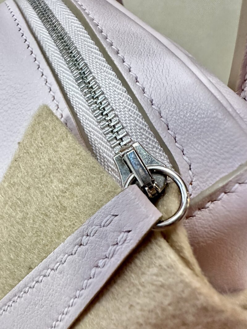 Hermès Lindy 26 Swift Mauve Pale & Gold Gold Hardware - Image 6