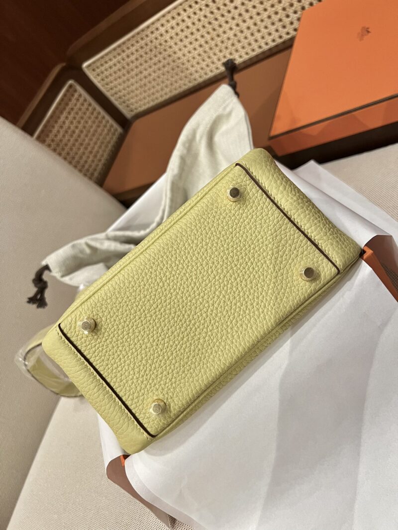 Hermès Mini Lindy 20 Taurillon Clemence Jaune Poussin & Nata Gold Hardware - Image 6