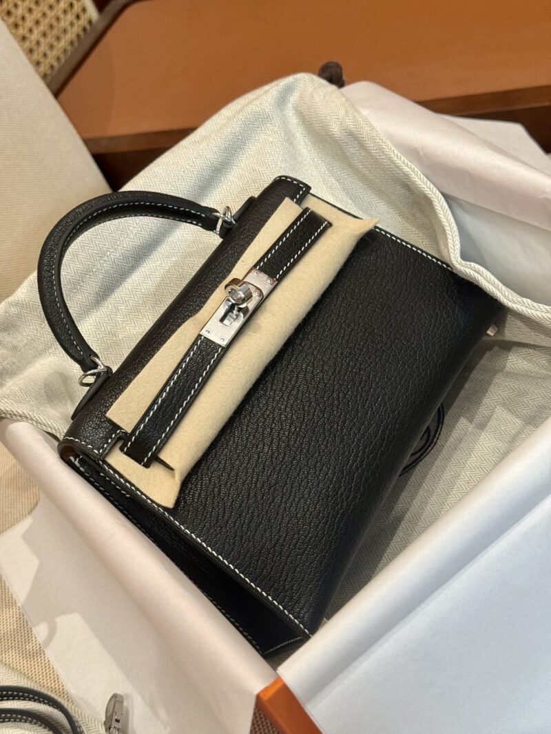 Hermès Mini Kelly 19 Chevre Noir & Gold Gold Hardware - Image 2