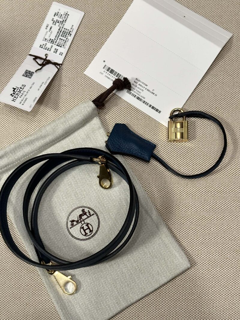 Hermès Kelly 25 Togo Blue Gold Hardware - Image 9