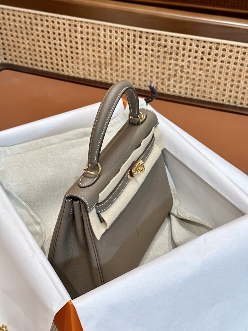 Hermès Kelly 25 Togo Etoupe, Gold Gold Hardware - Image 4
