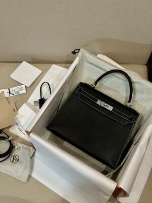 Hermès Kelly 28 Chevre Noir, Mauve Slyvestre Silver Hardware