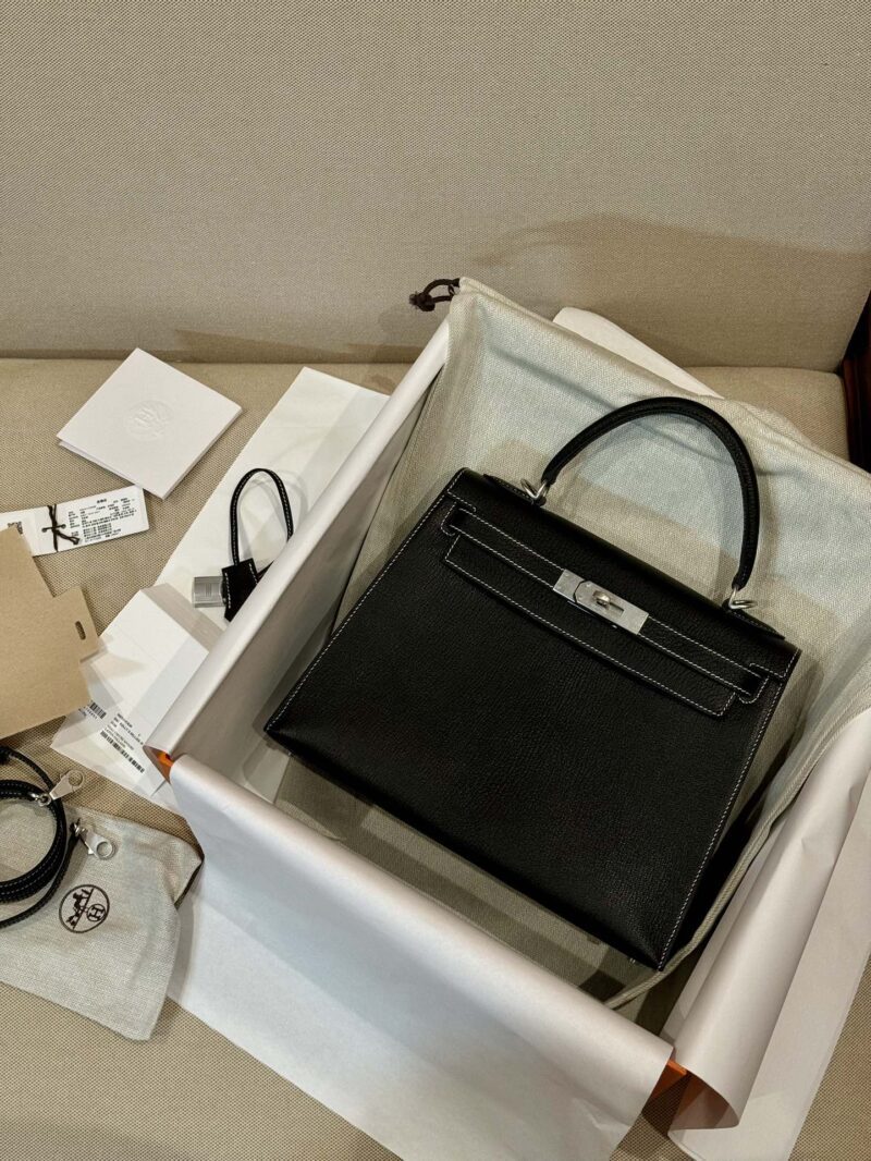 Hermès Kelly 28 Chevre Noir, Mauve Slyvestre Silver Hardware