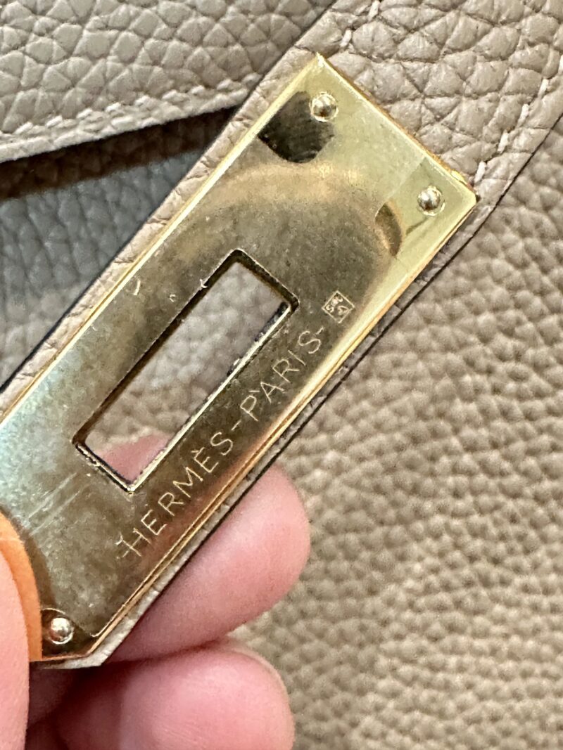 Hermès Kelly 28 Taurillion Clemence Beige Marfa, Gold Gold Hardware - Image 11
