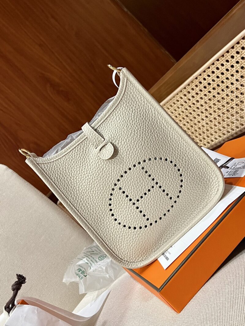 Hermès Mini Evelyne 16 Taurillon Clemence Craie Gold Hardware - Image 3