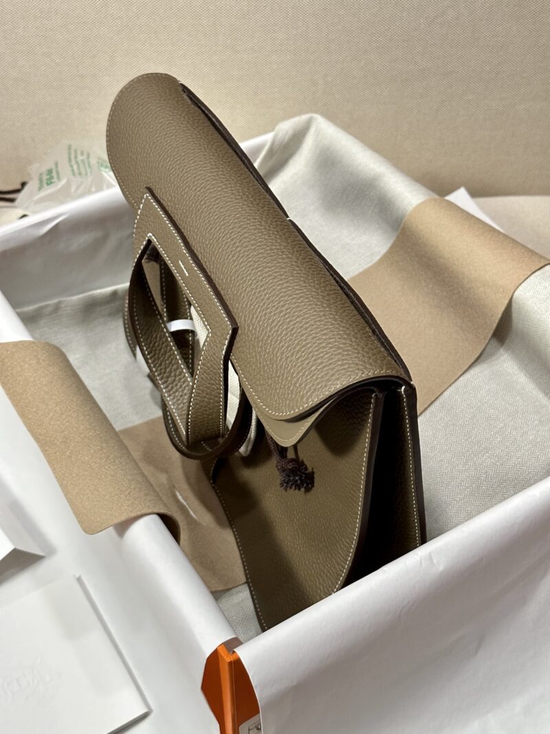 Hermès Halzan 31 Clemence Etoupe Gold Hardware - Image 4
