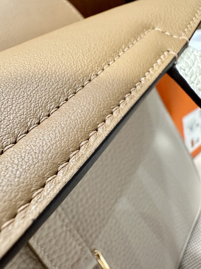 Hermès Halzan 25 Taurillon Clemence & Swift Nata & Biscuit Gold Hardware - Image 9