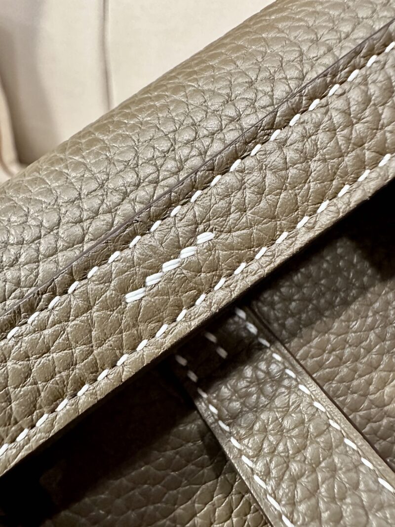 Hermès Halzan 25 Taurillon Clemence & Swift Etoupe Gold Hardware - Image 6