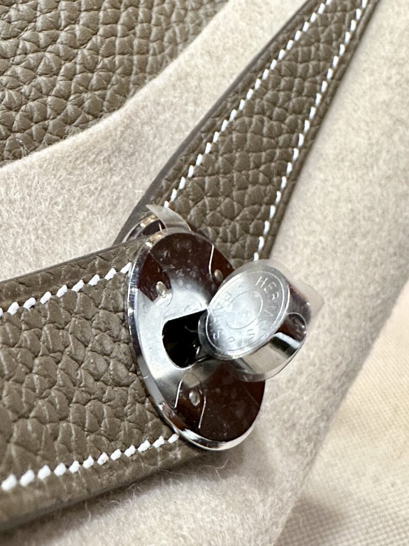 Hermès Lindy 26 Taurillon Clemence Etoupe Silver Hardware - Image 13