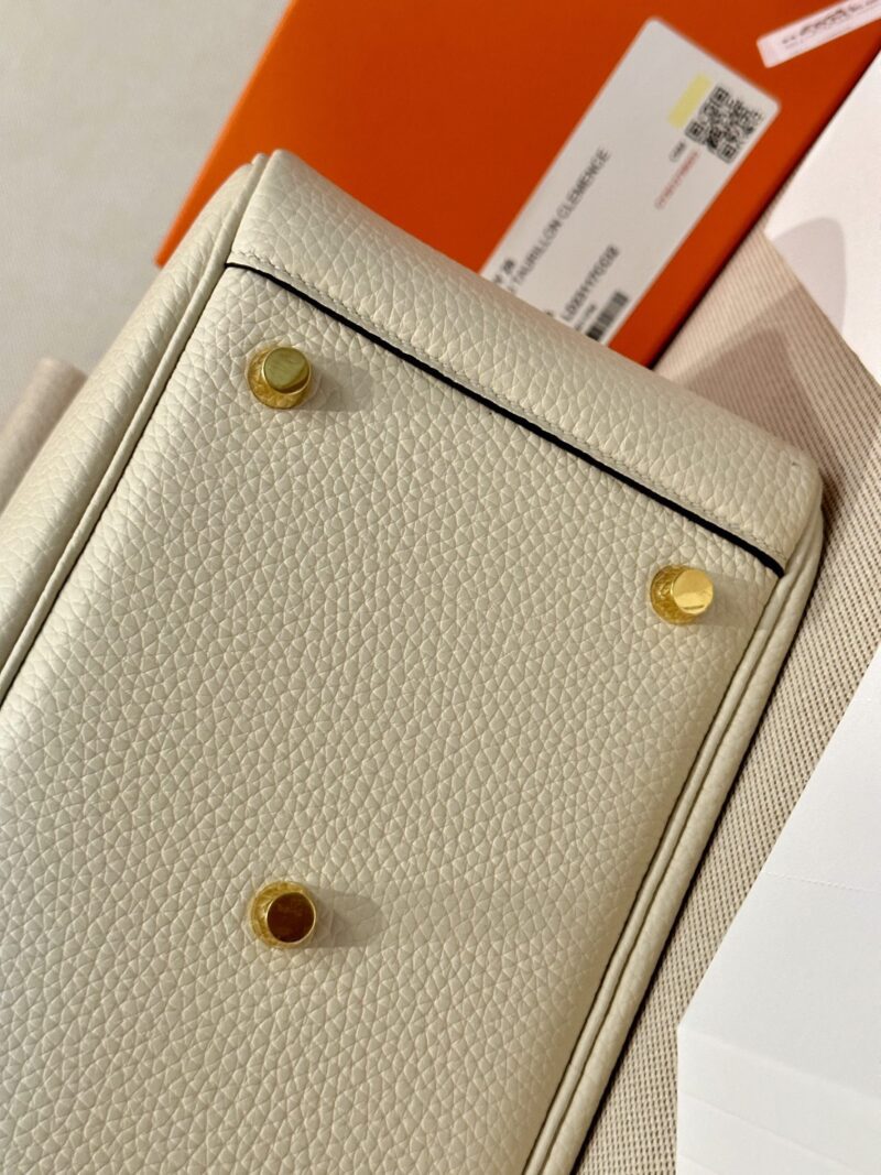 Hermès Lindy 26 Taurillon Clemence Nata Gold Hardware - Image 10
