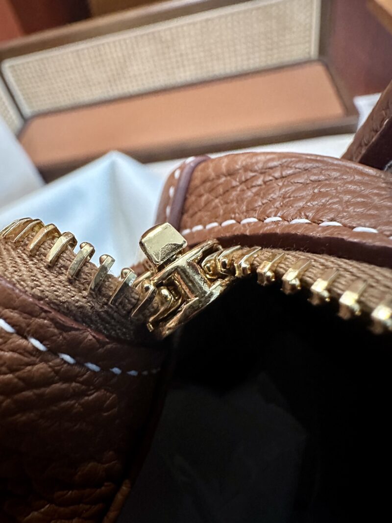 Hermès Lindy 30 Clemence Gold Gold Hardware - Image 11
