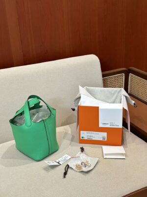 Hermès Picotin 18 Taurillon Clemence Vert Comics Gold Hardware