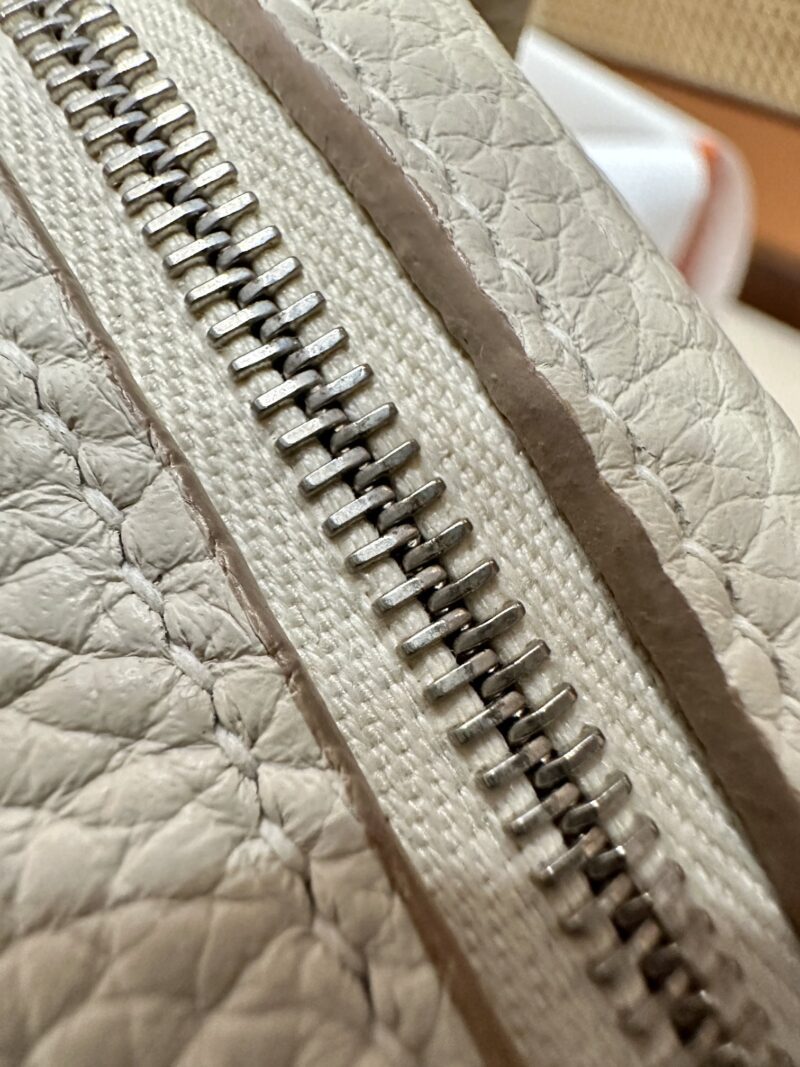 Hermès Mini Lindy 20 Taurillon Clemence Craie Silver Hardware - Image 8