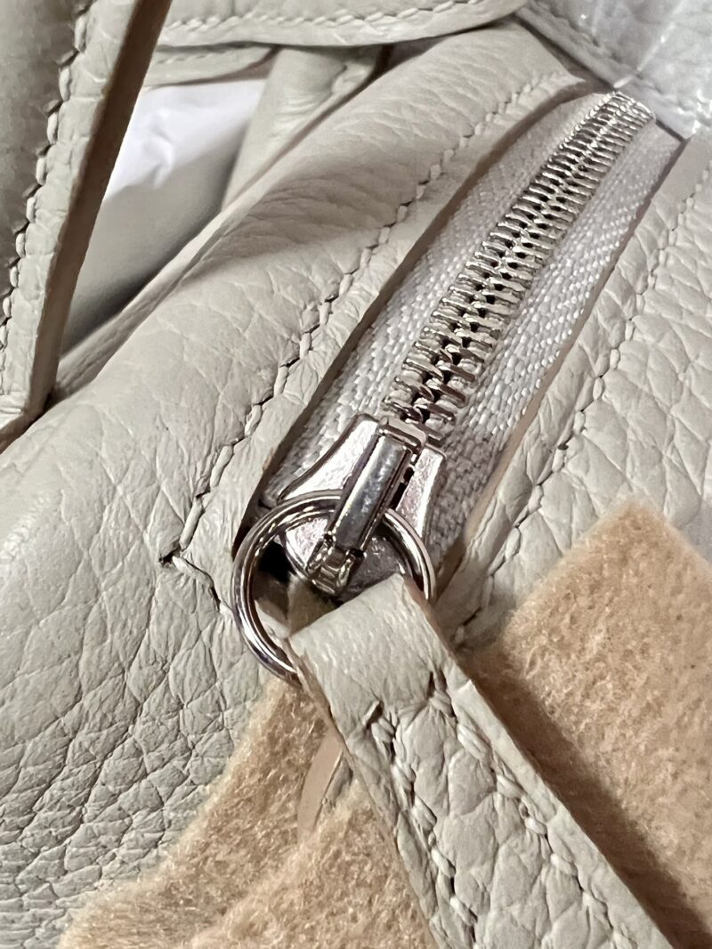 Hermès Mini Lindy 20 Taurillon Clemence Gris Pearl Silver Hardware - Image 8