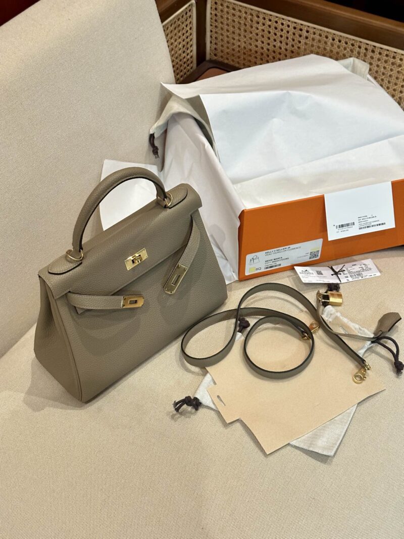 Hermès Kelly 28 Taurillion Clemence Beige Marfa, Gold Gold Hardware - Image 5