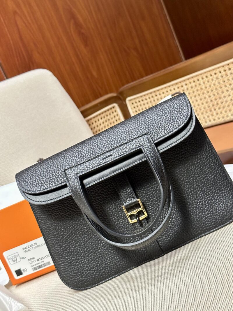 Hermès Halzan 25 Taurillon Clemence & Swift Noir Gold Hardware - Image 3