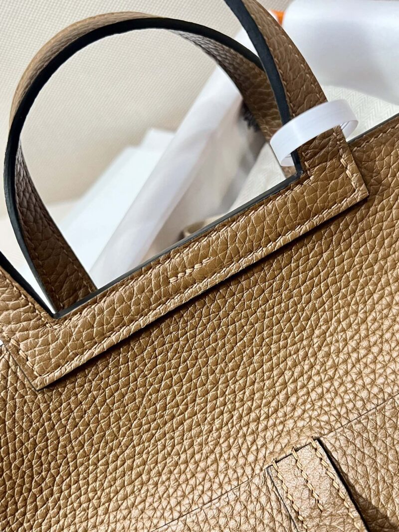 Hermès Halzan 25 Taurillon Clemence & Swift Alezan & Biscuit Gold Hardware - Image 6