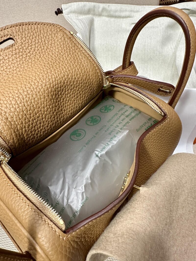 Hermès Mini Lindy 20 Taurillon Clemence Biscuit Gold Hardware - Image 4
