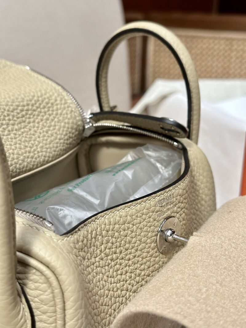 Hermès Mini Lindy 20 Taurillon Clemence Gris Trench Silver Hardware - Image 12