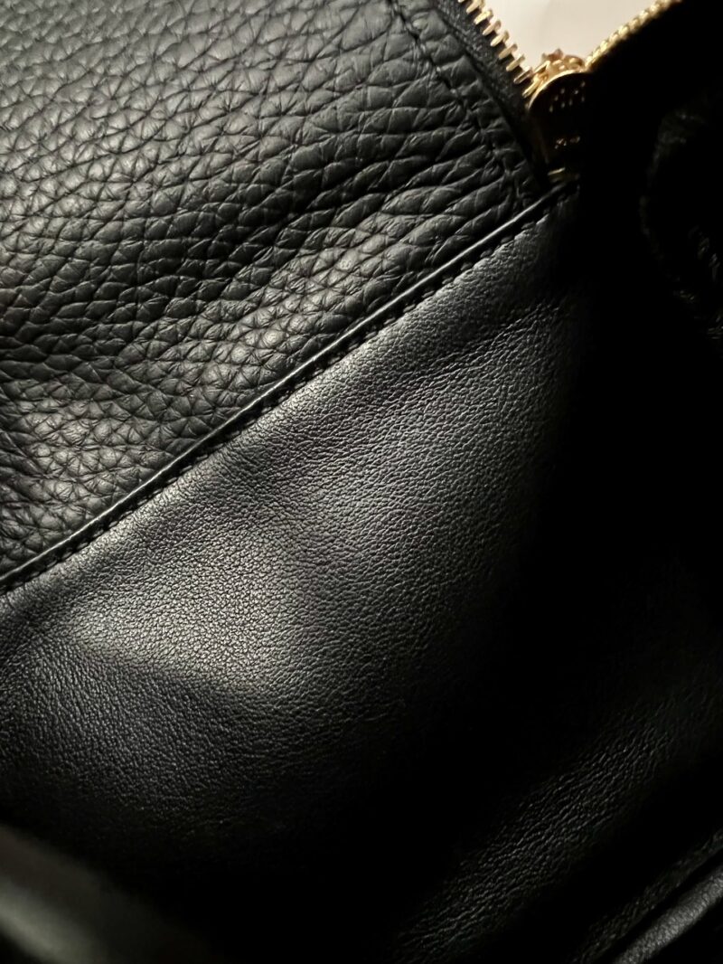 Hermès Mini Lindy 20 Taurillon Clemence Noir Gold Hardware - Image 6