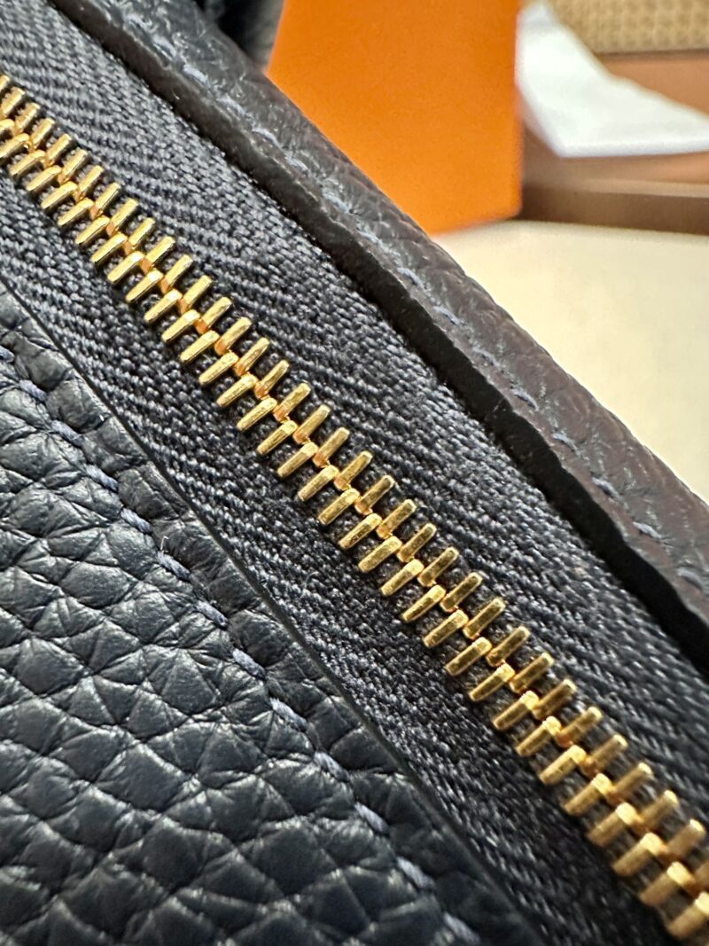 Hermès Lindy 26 Taurillon Clemence Blue Nuit Gold Hardware - Image 7