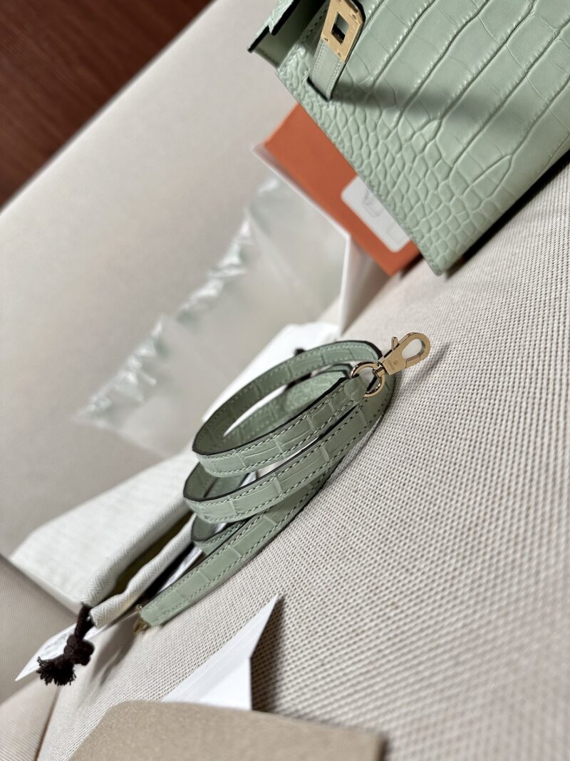 Hermès Mini Kelly Matte Alligator Vert D'eau Gold Hardware - Image 17