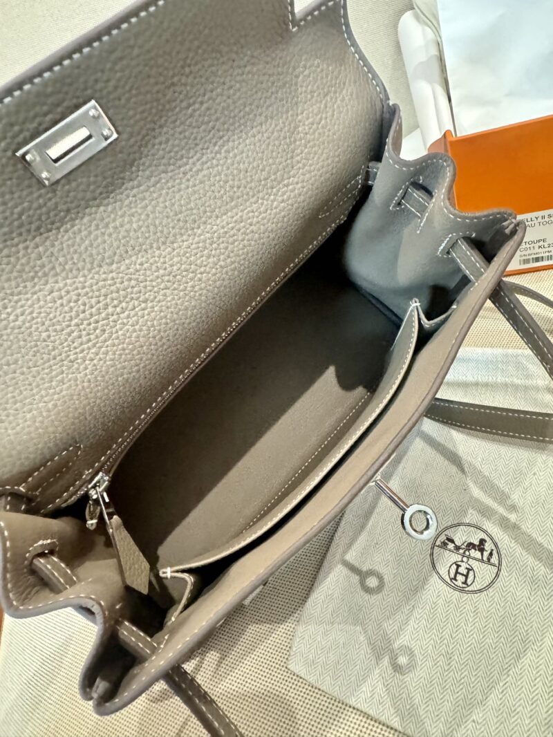 Hermès Kelly 25 Togo Etoupe Silver Hardware - Image 4