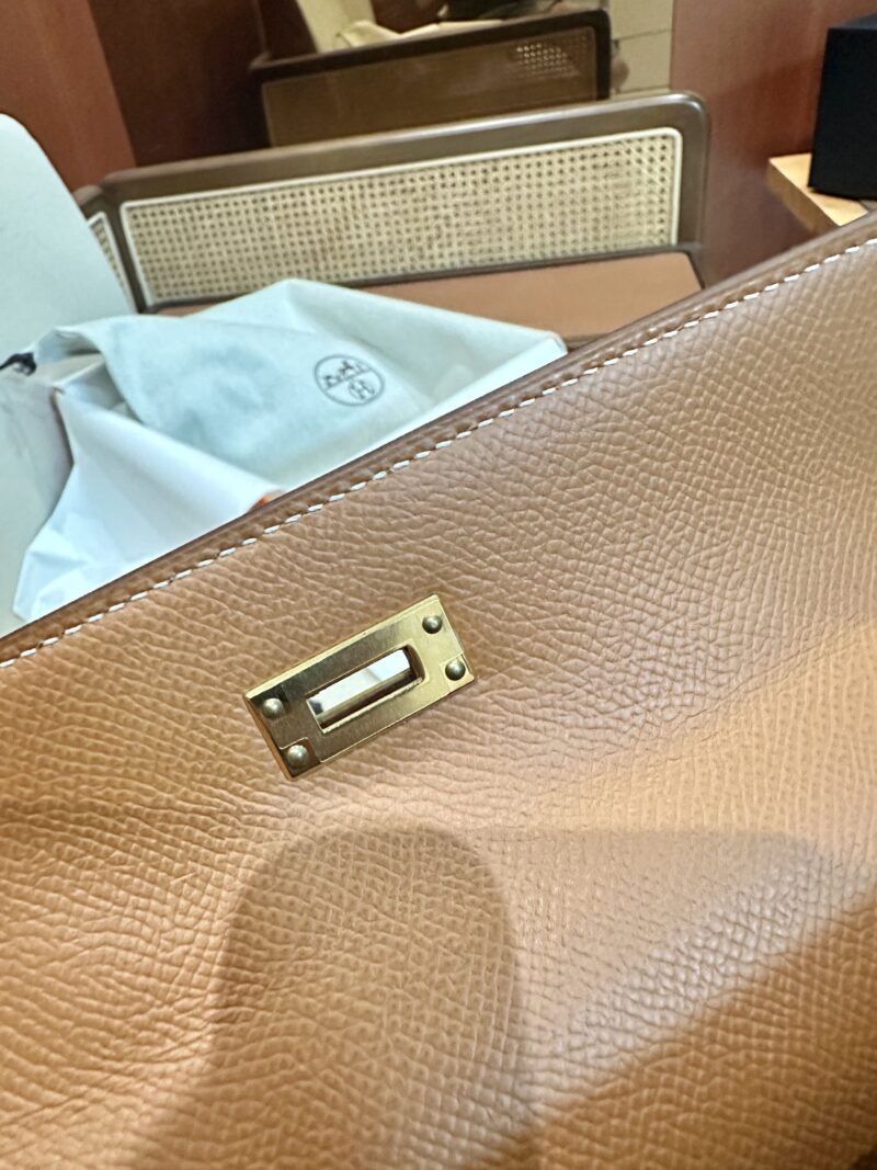 Hermès Kelly 25 Epsom Gold Gold Hardware - Image 11