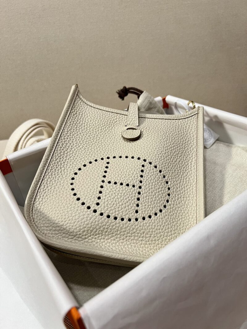Hermès Mini Evelyne 16 Taurillon Clemence Craie Gold Hardware - Image 2