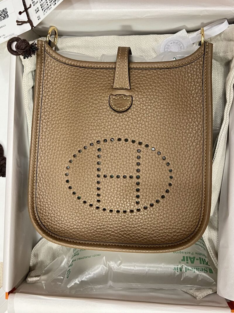 Hermès Mini Evelyne 16 Taurillon Clemence Beige Weimer Gold Hardware - Image 2