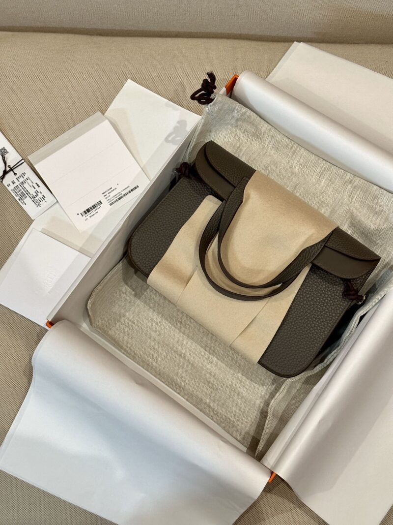 Hermès Halzan 25 Taurillon Clemence & Swift Etain Gold Hardware - Image 2