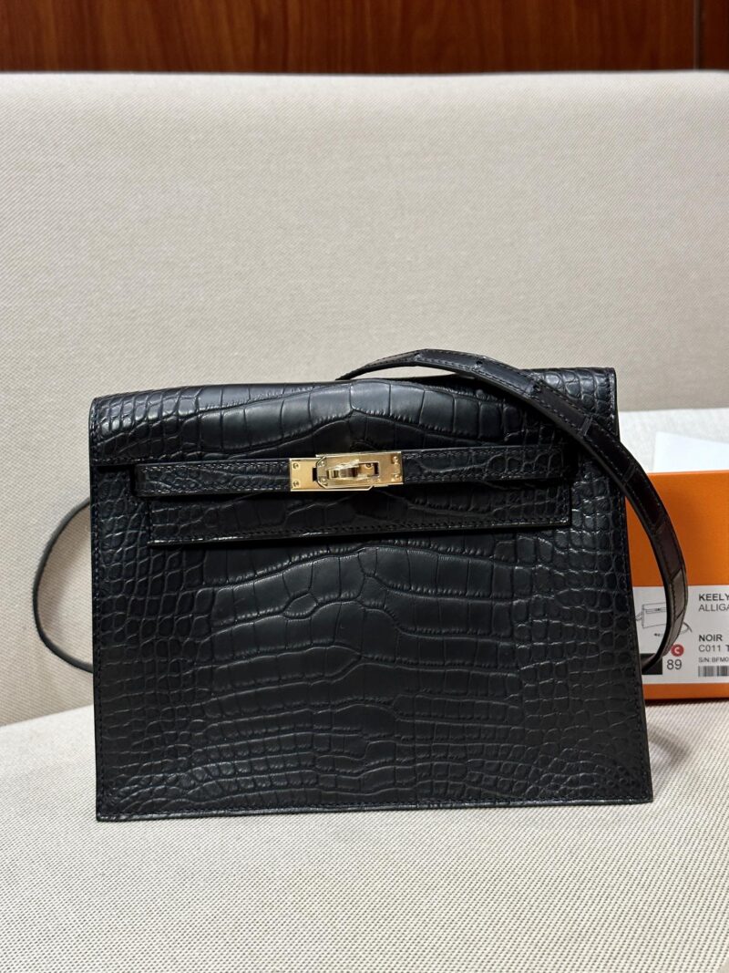 Hermès Kelly Danse 22 Matte Crocodile Noir Gold Hardware - Image 4