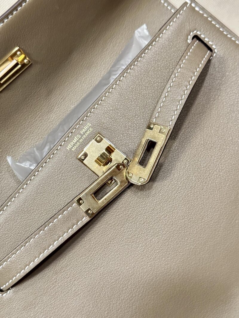 Hermès Kelly Danse 22 Swift Etoupe Gold Hardware - Image 4