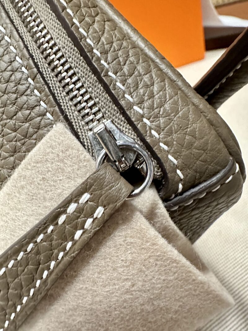 Hermès Lindy 26 Taurillon Clemence Etoupe Silver Hardware - Image 17