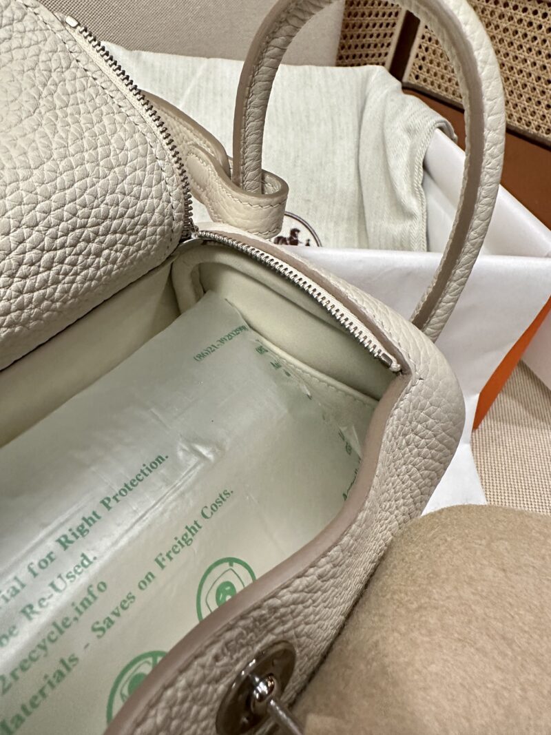Hermès Mini Lindy 20 Taurillon Clemence Craie Silver Hardware - Image 3