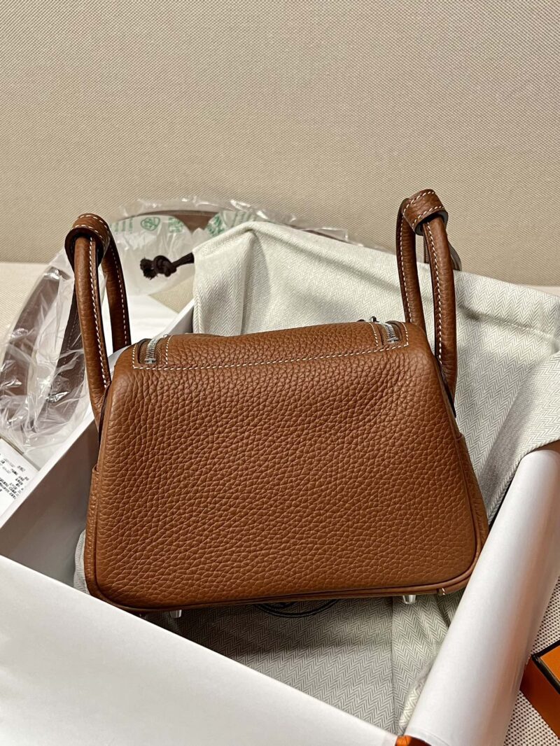 Hermès Mini Lindy 20 Taurillon Clemence Gold Gold Hardware - Image 11