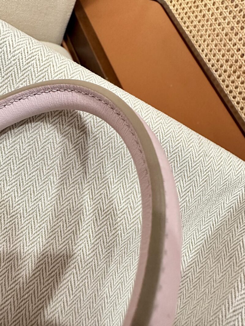 Hermès Lindy 26 Swift Mauve Pale & Gold Gold Hardware - Image 8
