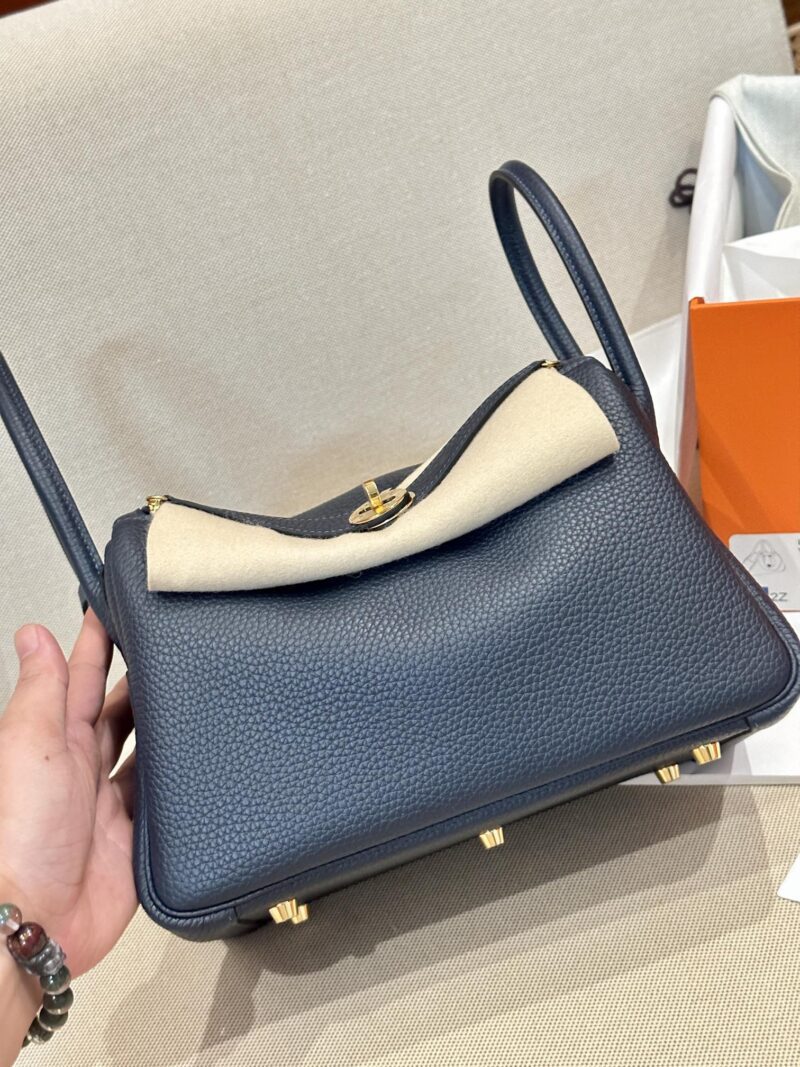 Hermès Lindy 26 Taurillon Clemence Blue Nuit Gold Hardware - Image 4