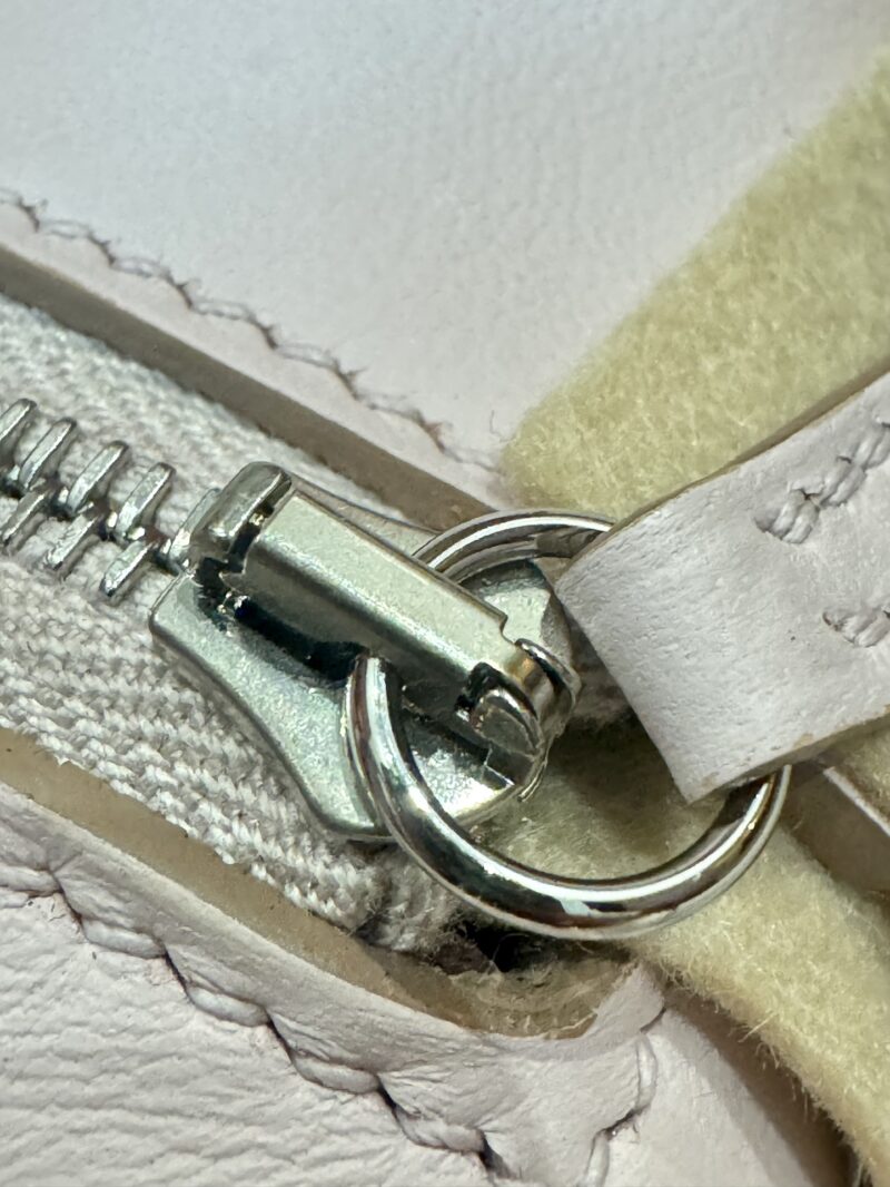 Hermès Mini Lindy 19 Swift Mauve Pale & Gold Gold Hardware - Image 6