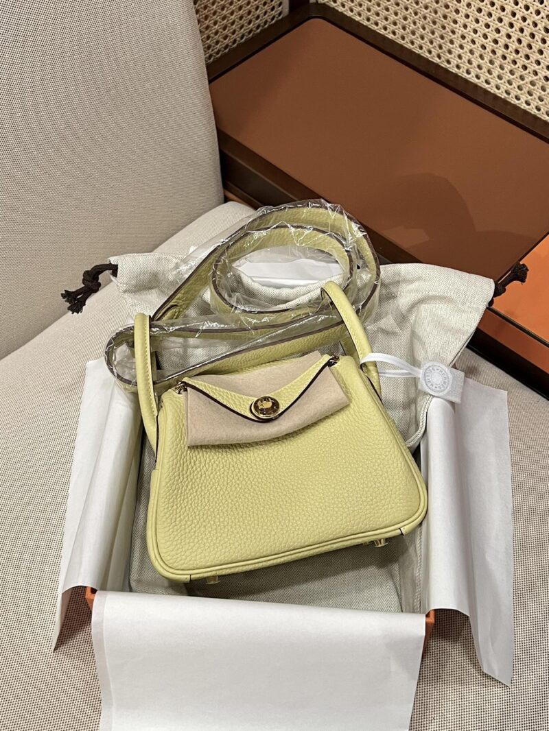 Hermès Mini Lindy 20 Taurillon Clemence Jaune Poussin & Nata Gold Hardware - Image 2
