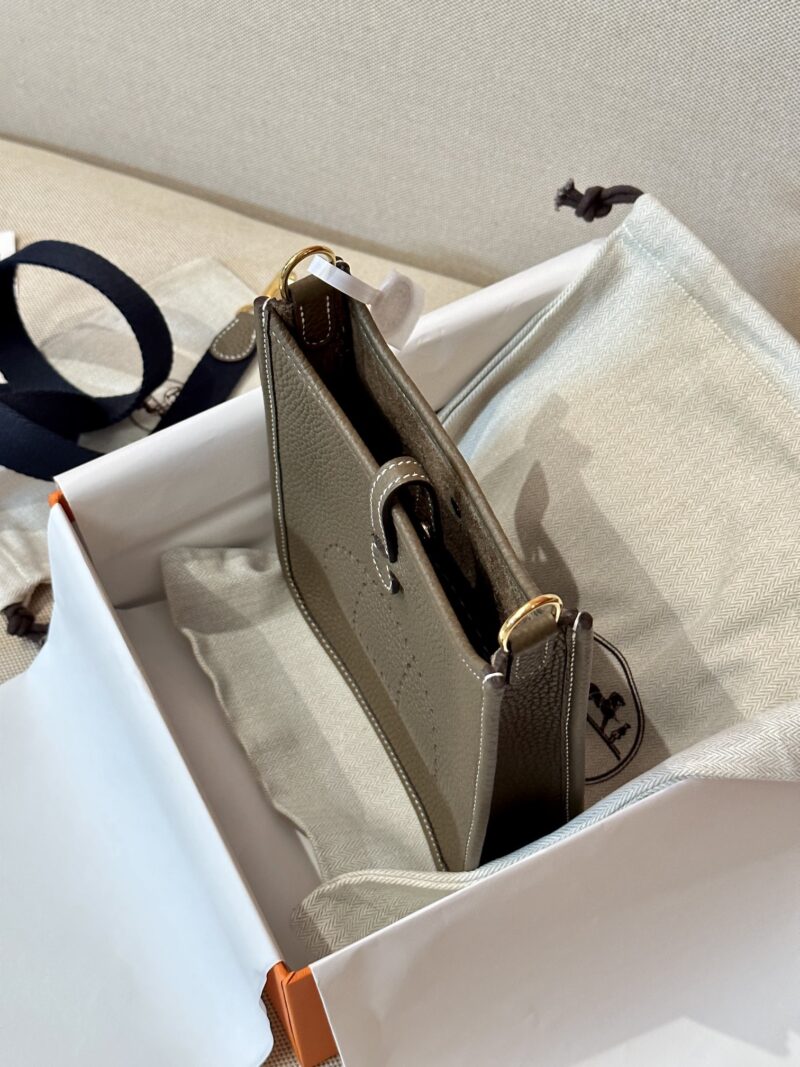 Hermès Mini Evelyne 16 Taurillon Clemence Etoupe Gold Hardware - Image 3